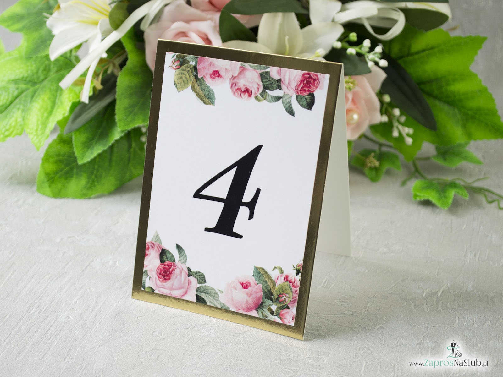 Numer na stół na złotym papierze z efektem lustra, motywem kwiatów róży oraz zielonych liści. NNS-110-1 - Zaproszenia ślubne ZaprosNaSlub
