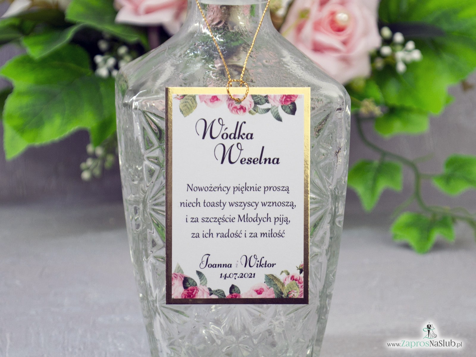 Eleganckie zawieszki na alkohol z motywem kwiatów róży z zielonymi liśćmi na złotym papierze z efektem lustra - Zaproszenia ślubne ZaprosNaSlub