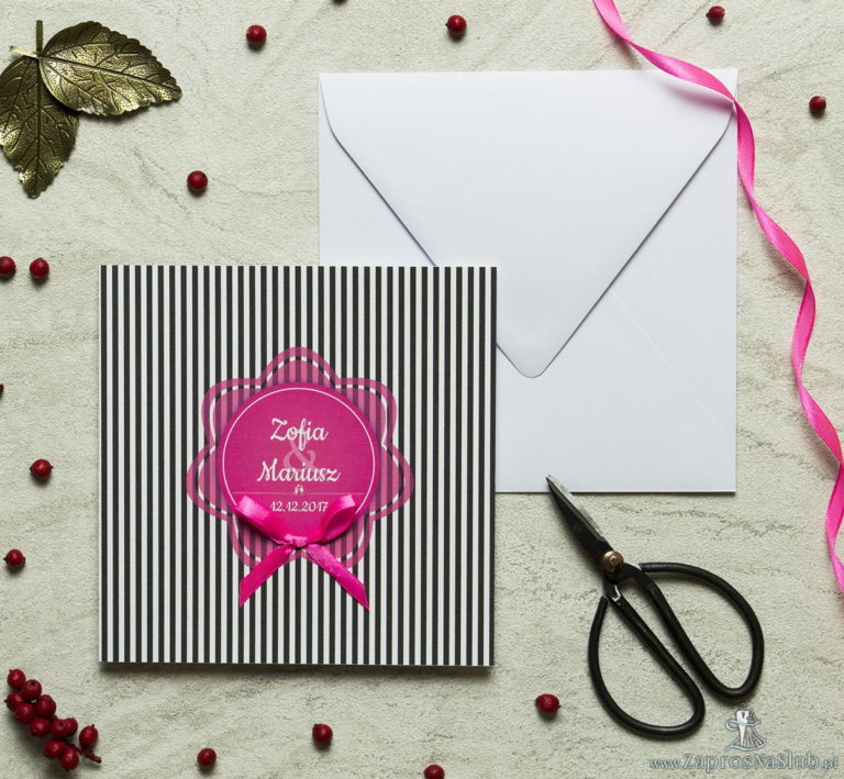 Zaproszenia designerskie - czarno-białe paski z różowym motywem kwiatowym oraz satynową kokardką. ZAP-11-06