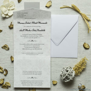 Zaproszenia ślubne z brązowo-kremowym motywem barokowym w kształcie koperty. ZAP-15-09