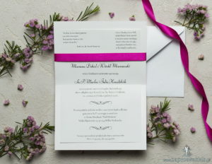 Zaproszenia ślubne z różowo-białym motywem florystycznym, satynową wstążką oraz kokardką. ZAP-17-02