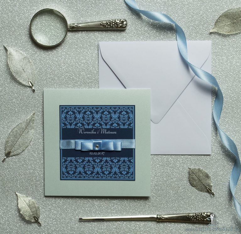 Bardzo eleganckie zaproszenia z niebieskim motywem barokowym, perłowym papierem, wklejanym wnętrzem, satynową wstążką oraz cyrkonią. ZAP-25-18 - ZaprosNaSlub