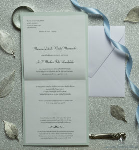 Bardzo eleganckie zaproszenia z niebieskim motywem barokowym, perłowym papierem, wklejanym wnętrzem, satynową wstążką oraz cyrkonią. ZAP-25-18