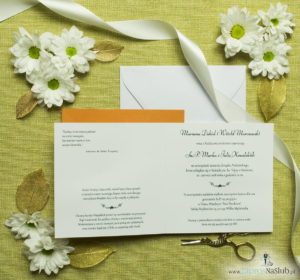 Dwuczęściowe zaproszenia ślubne z charakterystyczną kopertą w kolorze pomarańczowy liść, satynową wstążką oraz wkładką. ZAP-45-67