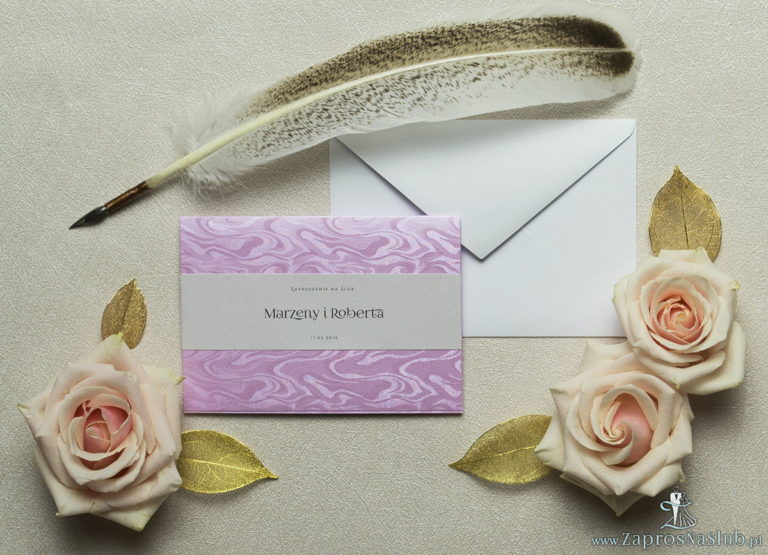 Różowe, eleganckie zaproszenia ze słojami drzew oraz motywem tekstowym wykonanym na papierze perłowym. ZAP-52-71
