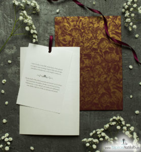 Zaproszenia ślubne w kopercie z motywem bordowo-złotych róż. ZAP-62-52