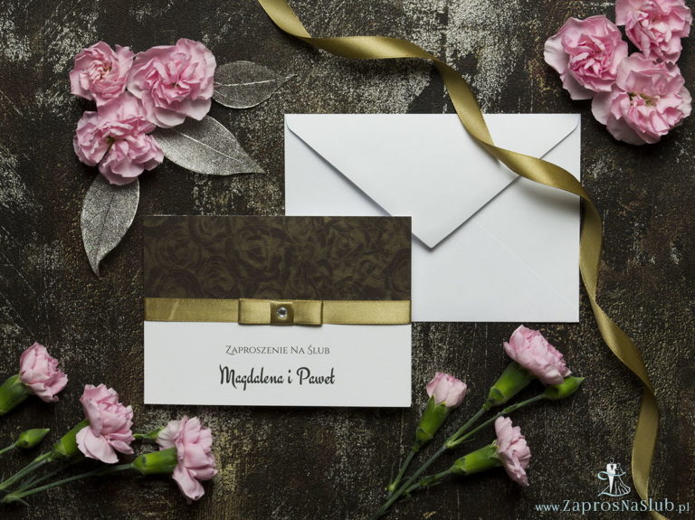 Bardzo eleganckie zaproszenia ślubne z jasno złotą wstążką, papierem w kolorze czekoladowo-złotych róż, cyrkonią i wklejanym wnętrzem. ZAP-64-50