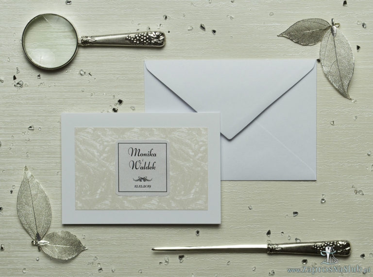 Eleganckie zaproszenia ślubne z cyrkonią oraz papierem ozdobnym z teksturą mrozu, na który przyklejony jest motyw tekstowy. ZAP-72-36 - ZaprosNaSlub