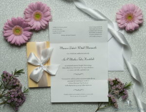Ciekawe w formie eleganckie zaproszenia ślubne z wkładanym wnętrzem, białą wstążką oraz okładką z papieru w tym samym kolorze. ZAP-73-12
