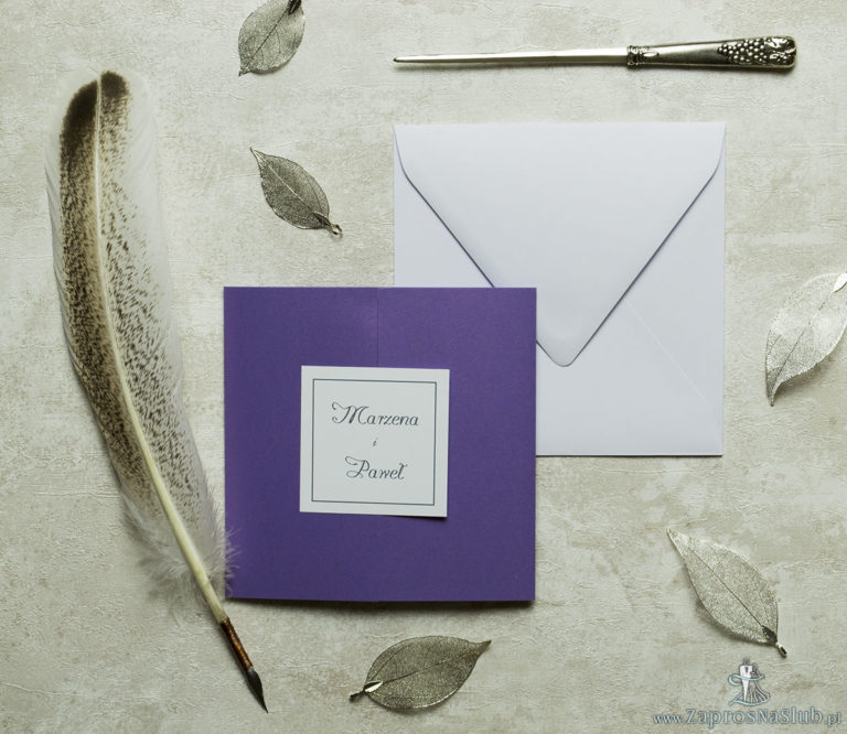 Stylowe zaproszenia ślubne w kolorze fioletowym, rozkładane na trzy części, z przyklejanym wnętrzem oraz motywem tekstowym. ZAP-74-85 - ZaprosNaSlub