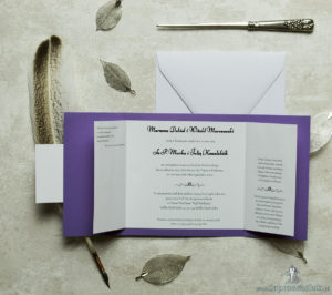 Stylowe zaproszenia ślubne w kolorze fioletowym, rozkładane na trzy części, z przyklejanym wnętrzem oraz motywem tekstowym. ZAP-74-85