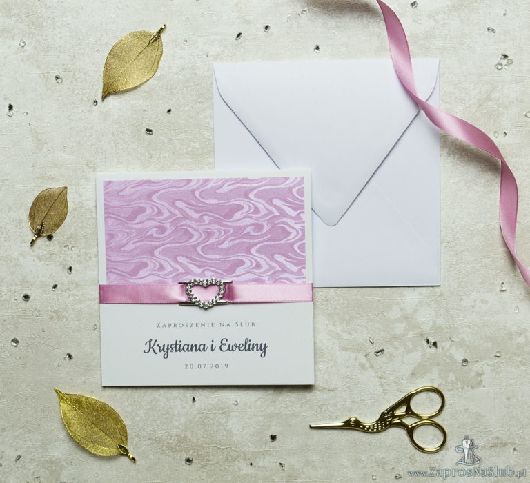 Niezwykle prestiżowe zaproszenia ślubne z różowym papierem ze słojami drzew, różową wstążką i klamerką w kształcie serca. ZAP-78-71 - ZaprosNaSlub