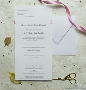 Niezwykle prestiżowe zaproszenia ślubne z różowym papierem ze słojami drzew, różową wstążką i klamerką w kształcie serca. ZAP-78-71