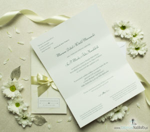Wyjątkowo prestiżowe, dwuczęściowe zaproszenia ślubne. Charakterystyczna prostokątna okładka wykonana z papieru ze złotymi i niebieskimi motywami wiatru, kokardka ecru i wnętrze drukowane na jasnym papierze. ZAP-89-33