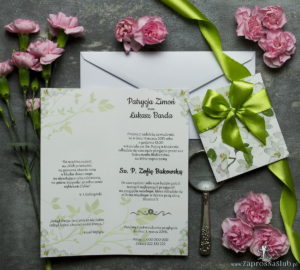 Niebanalne kwiatowe zaproszenia ślubne. Kwiaty jabłoni, oliwkowa wstążka i wnętrze wkładane w okładkę. ZAP-90-01