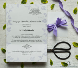 Zjawiskowe zaproszenia ślubne z fioletowymi kwiatami, przewiązane wstążką satynowaną w podobnym kolorze. ZAP-92-02