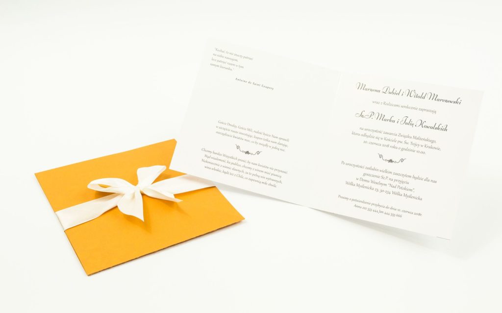 Dwuczęściowe zaproszenia ślubne z charakterystyczną kopertą w kolorze pomarańczowy liść, satynową wstążką oraz wkładką. ZAP-45-67