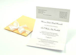 Ciekawe w formie eleganckie zaproszenia ślubne z wkładanym wnętrzem, białą wstążką oraz okładką z papieru w tym samym kolorze. ZAP-73-12