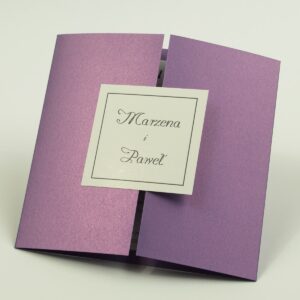 Stylowe zaproszenia ślubne w kolorze fioletowym, rozkładane na trzy części, z przyklejanym wnętrzem oraz motywem tekstowym. ZAP-74-85
