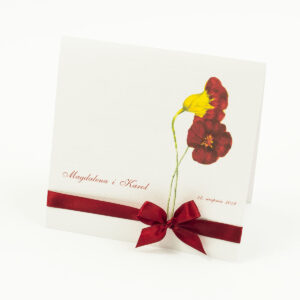 Piękne zaproszenia ślubne z motywem kwiatowym. Czerwone kwiaty i wstążka w podobnym kolorze. ZAP-88-01