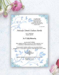 Składane na trzy części kwiatowe zaproszenia ślubne w formacie DL. Niezapominajki, błękitna kokardka i interesujący motyw ozdobny. ZAP-95-05