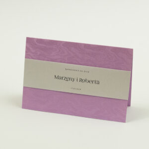 Różowe, eleganckie zaproszenia ze słojami drzew oraz motywem tekstowym wykonanym na papierze perłowym. ZAP-52-71