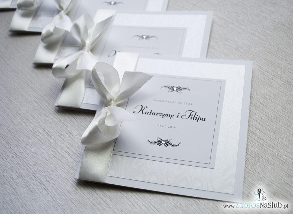 Bardzo prestiżowe zaproszenia ślubne z kokardką w kolorze ecru, dwoma cyrkoniami, kilkoma warstwami ciekawego papieru (np. z motywem srebrnych słojów drzew) oraz wklejanym wnętrzem. ZAP-71-30 (2)