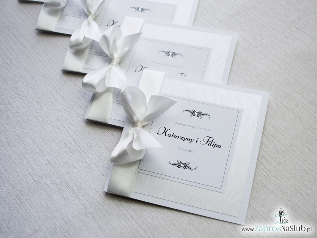 Bardzo prestiżowe zaproszenia ślubne z kokardką w kolorze ecru, dwoma cyrkoniami, kilkoma warstwami ciekawego papieru (np. z motywem srebrnych słojów drzew) oraz wklejanym wnętrzem. ZAP-71-30 (3)