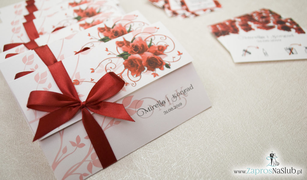 Unikatowe zaproszenia ślubne z kwiatami. Czerwone róże i wstążka w bordowym kolorze. ZAP-93-06 (5)