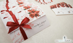 Unikatowe zaproszenia ślubne z kwiatami. Czerwone róże i wstążka w bordowym kolorze. ZAP-93-06