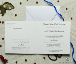 Zaproszenia designerskie - czarno-biały elegancki damask z błękitną poświatą i białym motywem kwiatowym oraz satynową kokardką. ZAP-11-13
