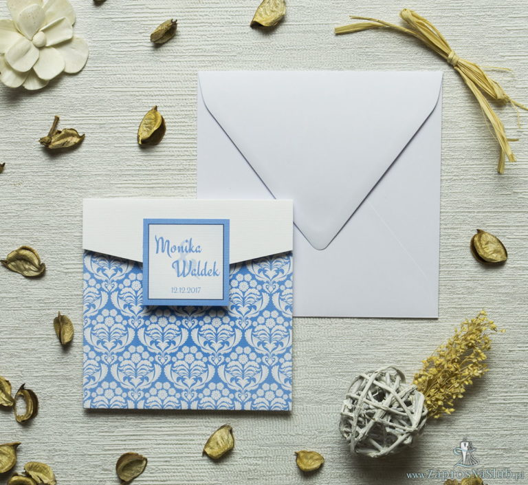 Zaproszenie z błękitno-białym ornamentem florystycznym w kształcie koperty. ZAP-15-10 - ZaprosNaSlub