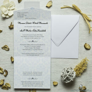 Zaproszenie z błękitno-białym ornamentem florystycznym w kształcie koperty. ZAP-15-10