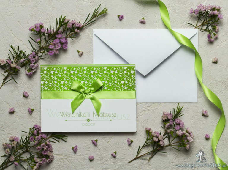 Zaproszenia z zielono-białym motywem roślinnym, satynową wstążką oraz kokardką. ZAP-17-05