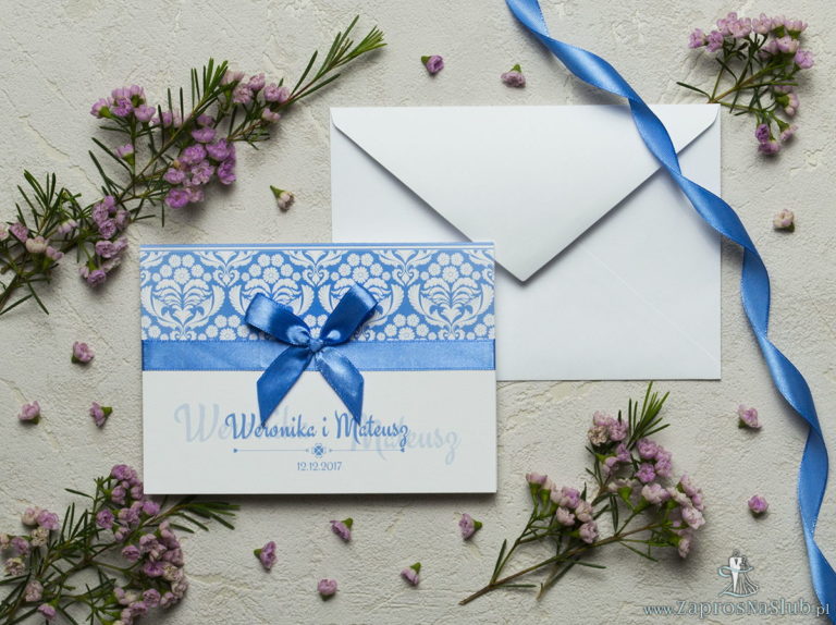 Zaproszenia z błękitno-białym ornamentem florystycznym, satynową wstążką oraz kokardką. ZAP-17-10