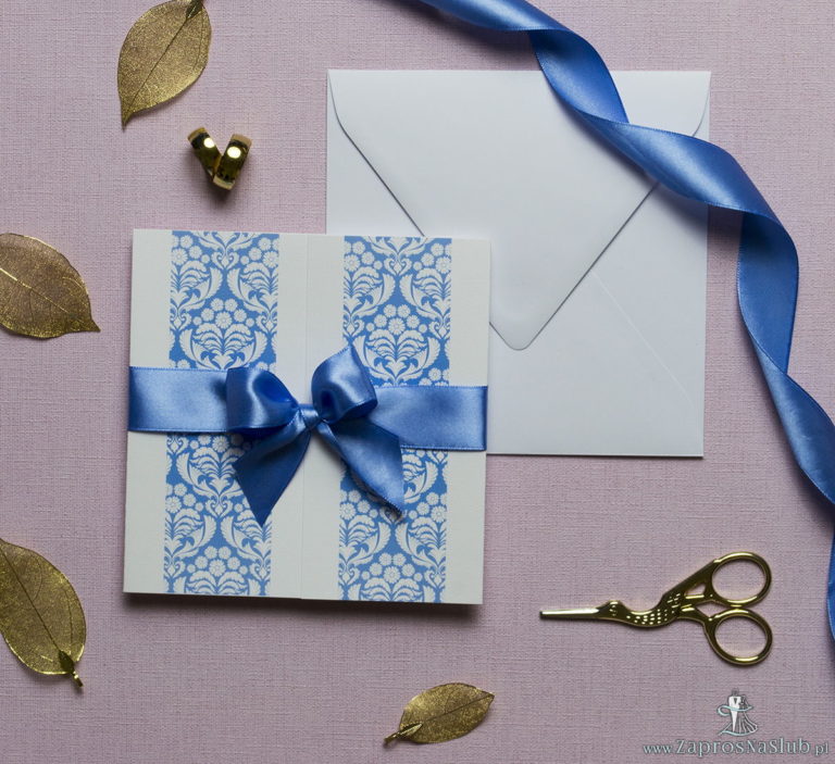 Zaproszenia z błękitno-białym ornamentem florystycznym, przewiązane wstążką po środku. ZAP-21-10 - ZaprosNaSlub