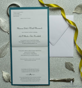 Bardzo eleganckie zaproszenia z żółto-zielonym motywem roślinnym, perłowym papierem, wklejanym wnętrzem, satynową wstążką oraz cyrkonią. ZAP-25-84