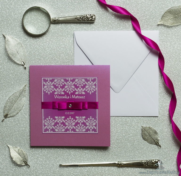 Bardzo eleganckie zaproszenia z różowo-białym motywem florystycznym, perłowym papierem, wklejanym wnętrzem, satynową wstążką oraz cyrkonią. ZAP-25-82 - ZaprosNaSlub