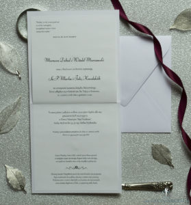 Bardzo eleganckie zaproszenia z karminowym florystycznym damaskiem, papierem srebrnym w paski, wklejanym wnętrzem, satynową wstążką oraz cyrkonią. ZAP-25-92
