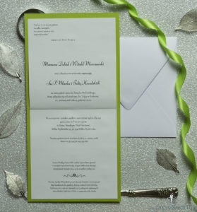 Bardzo eleganckie zaproszenia z zielono-białym motywem roślinnym, perłowym papierem, wklejanym wnętrzem, satynową wstążką oraz cyrkonią. ZAP-25-72