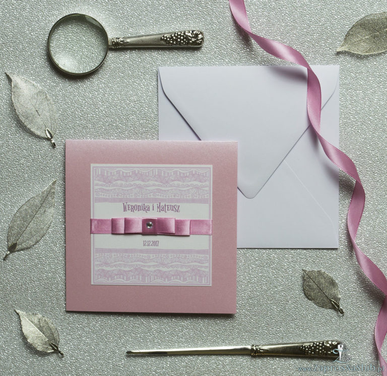 Bardzo eleganckie zaproszenia z biało-różowymi dekoracyjnymi paskami, perłowym papierem, wklejanym wnętrzem, satynową wstążką oraz cyrkonią. ZAP-25-83 - ZaprosNaSlub
