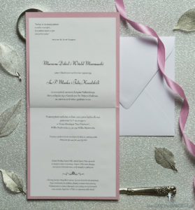 Bardzo eleganckie zaproszenia z biało-różowymi dekoracyjnymi paskami, perłowym papierem, wklejanym wnętrzem, satynową wstążką oraz cyrkonią. ZAP-25-83