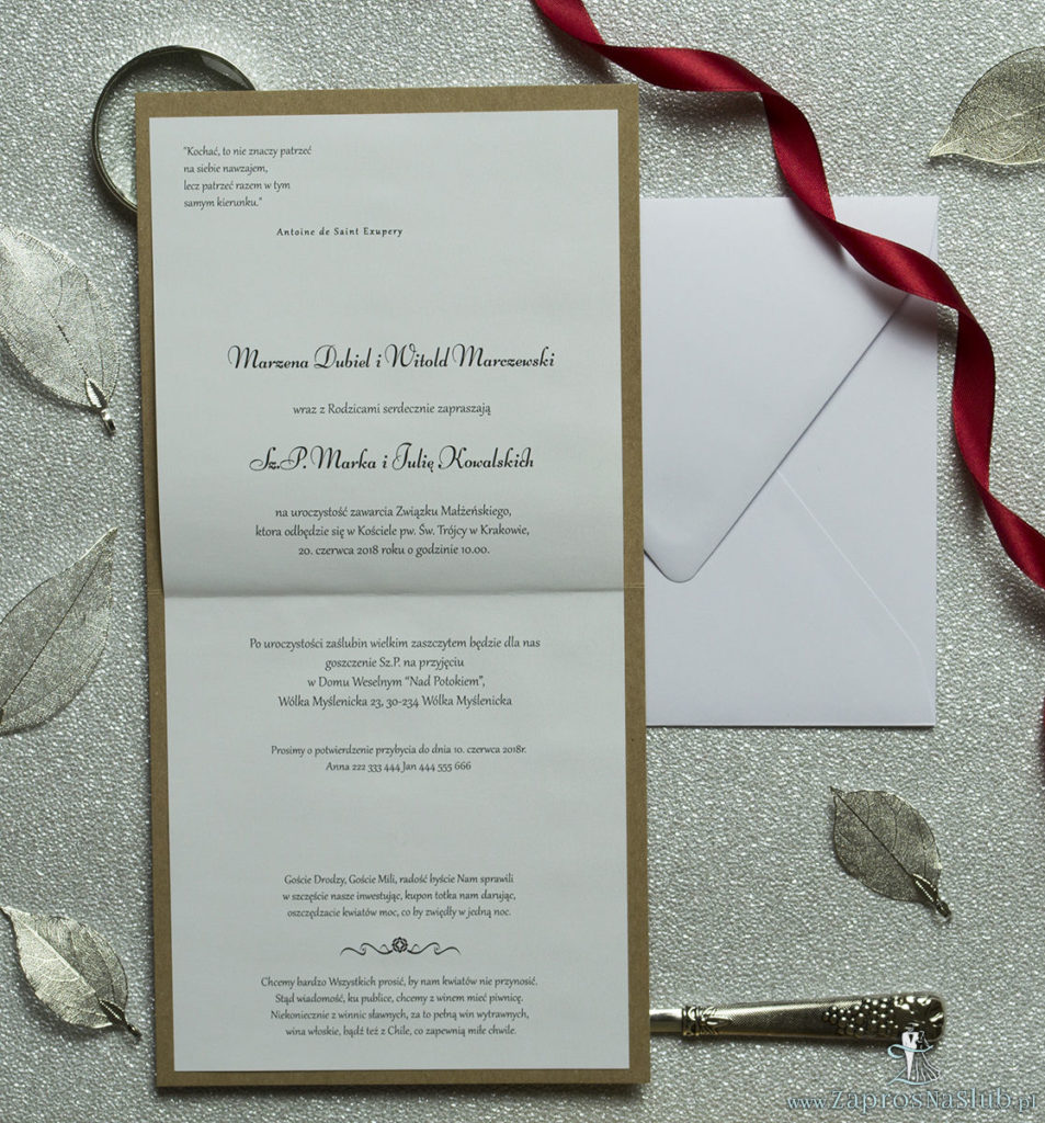 Bardzo eleganckie zaproszenia z czerwonymi i niebieskimi pawimi piórami, papierem eko, wklejanym wnętrzem, satynową wstążką oraz cyrkonią. ZAP-25-77