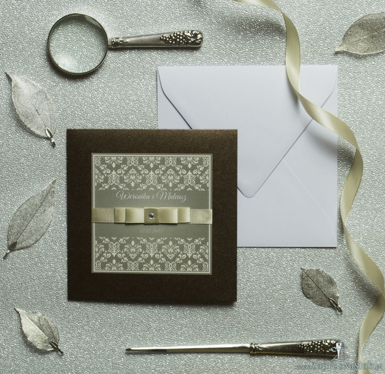 Bardzo eleganckie zaproszenia z brązowo-kremowym ornamentem barokowym, perłowym papierem, wklejanym wnętrzem, satynową wstążką oraz cyrkonią. ZAP-25-81