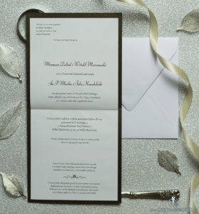 Bardzo eleganckie zaproszenia z brązowo-kremowym ornamentem barokowym, perłowym papierem, wklejanym wnętrzem, satynową wstążką oraz cyrkonią. ZAP-25-81