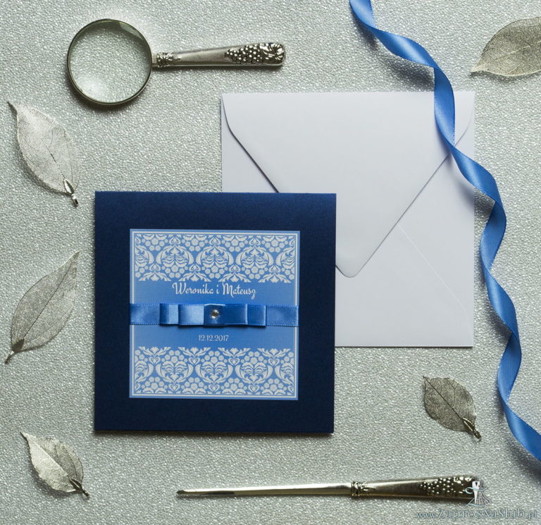 Bardzo eleganckie zaproszenia z błękitno-białym ornamentem florystycznym, perłowym papierem, wklejanym wnętrzem, satynową wstążką oraz cyrkonią. ZAP-25-86 - ZaprosNaSlub