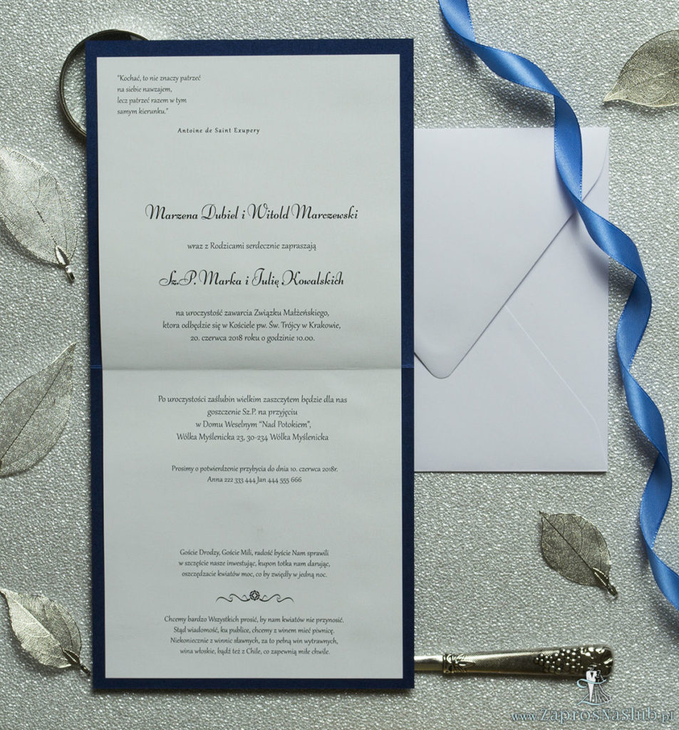 Bardzo eleganckie zaproszenia z błękitno-białym ornamentem florystycznym, perłowym papierem, wklejanym wnętrzem, satynową wstążką oraz cyrkonią. ZAP-25-86 - zdjęcie 2