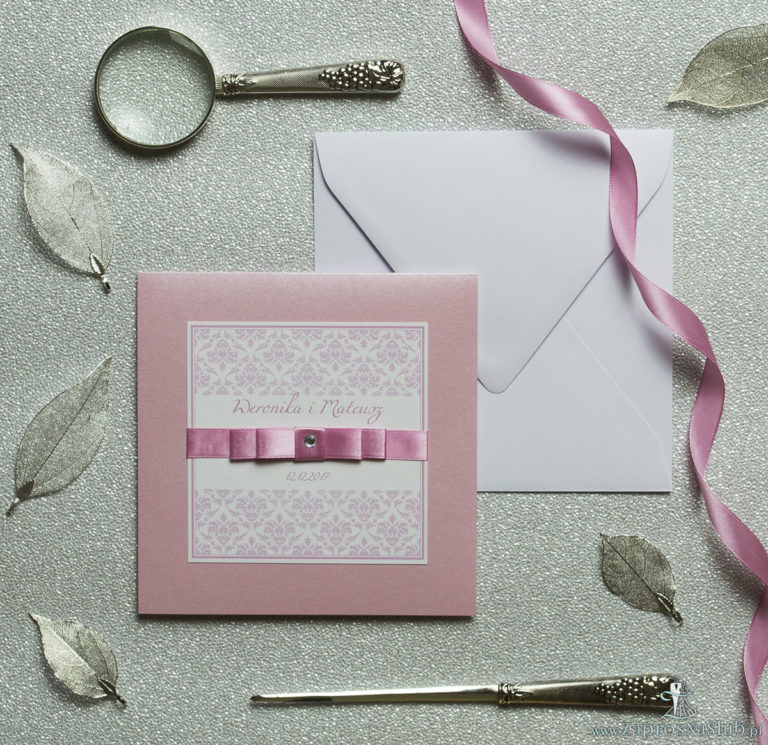 Bardzo eleganckie zaproszenia z różowym barokowym damaskiem, perłowym papierem, wklejanym wnętrzem, satynową wstążką oraz cyrkonią. ZAP-25-93