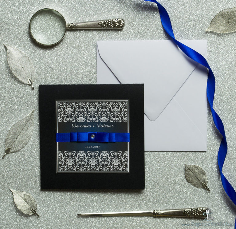 Bardzo eleganckie zaproszenia z czarno-białym eleganckim damaskiem z błękitna poświatą, perłowym papierem, wklejanym wnętrzem, satynową wstążką oraz cyrkonią. ZAP-25-88 - ZaprosNaSlub