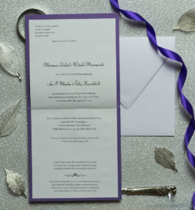 Bardzo eleganckie zaproszenia z fioletowo-białym ozdobnym damaskiem, perłowym papierem, wklejanym wnętrzem, satynową wstążką oraz cyrkonią. ZAP-25-85